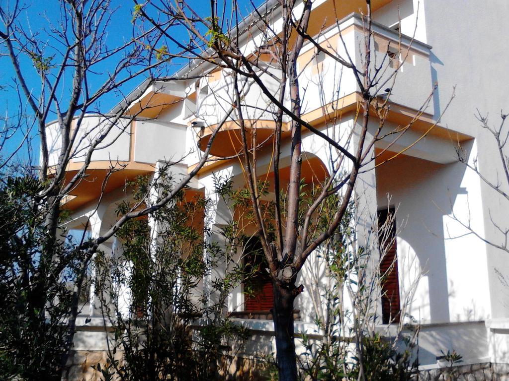 Apartments Kresimir Beauty With Shadow Trees And Parking Place Pag Town Eksteriør bilde