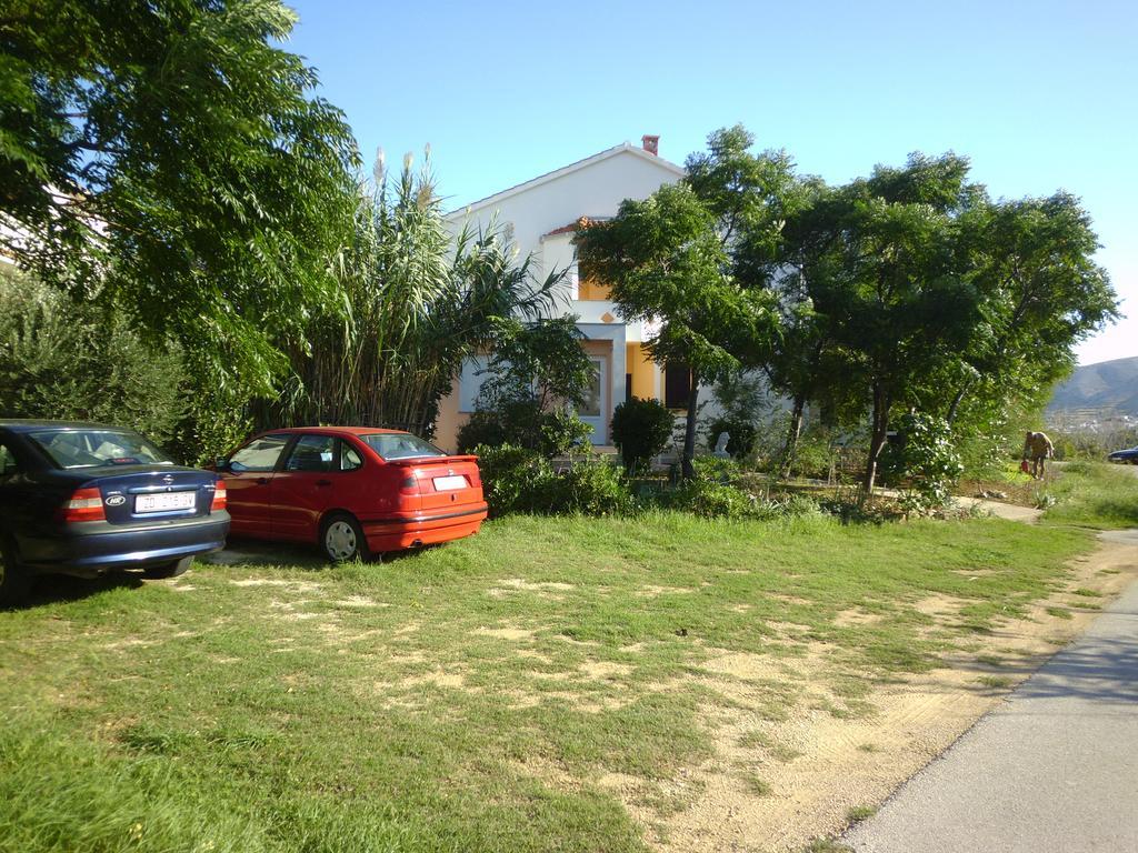 Apartments Kresimir Beauty With Shadow Trees And Parking Place Pag Town Eksteriør bilde