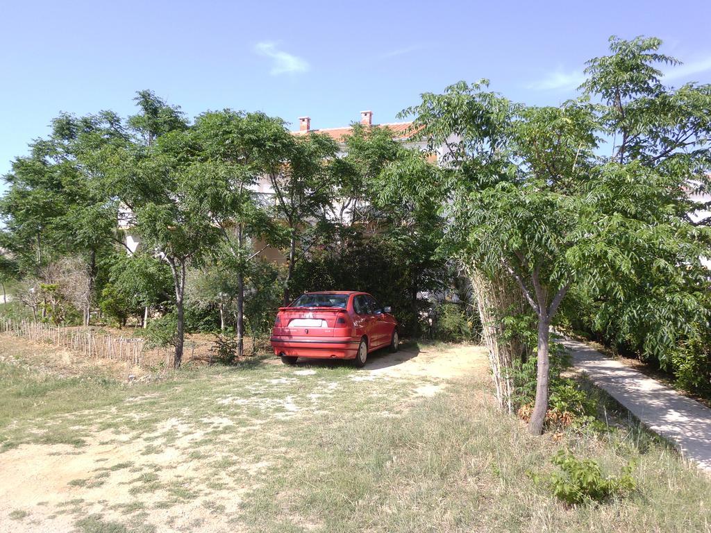 Apartments Kresimir Beauty With Shadow Trees And Parking Place Pag Town Eksteriør bilde