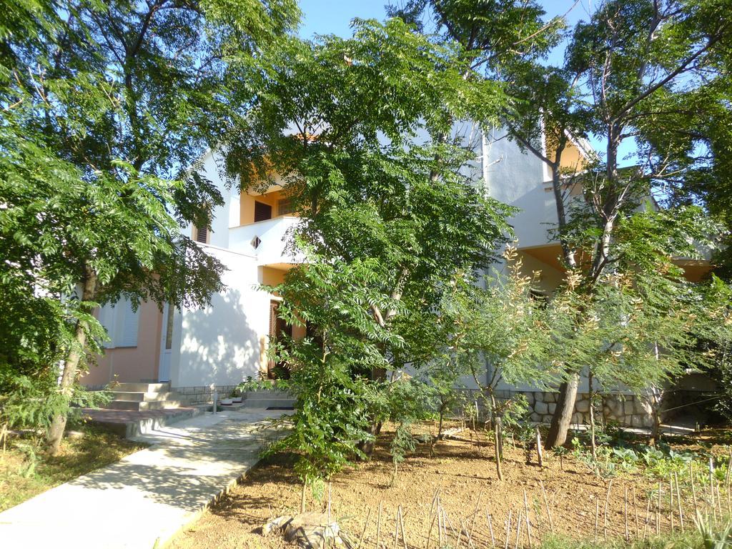 Apartments Kresimir Beauty With Shadow Trees And Parking Place Pag Town Eksteriør bilde