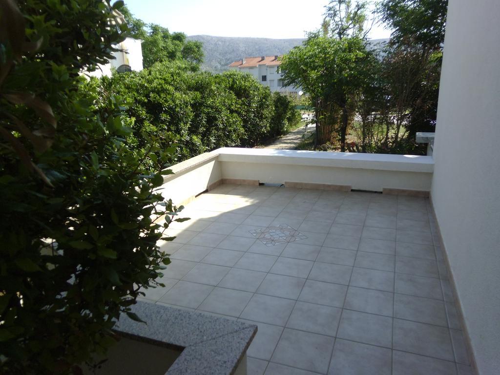 Apartments Kresimir Beauty With Shadow Trees And Parking Place Pag Town Rom bilde